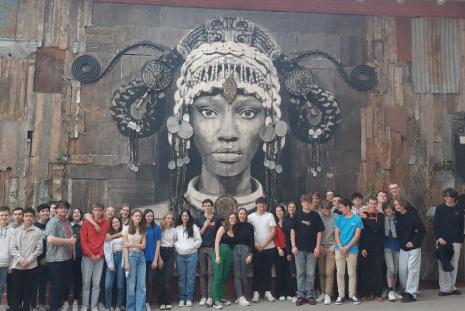 le groupe d'élèves posant devant une œuvre gigantesque de la Condition Publique à Roubaix
