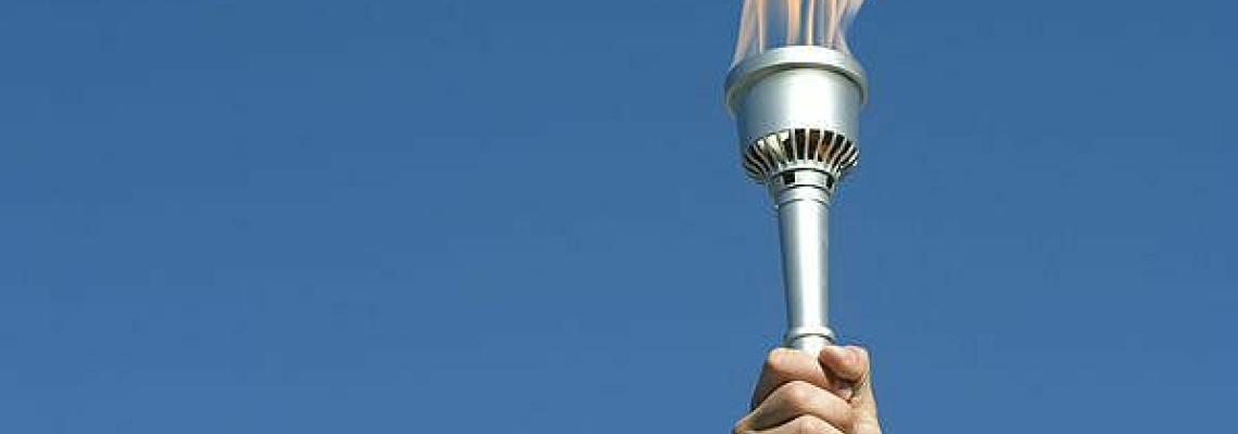 photo de la torche olympique sur un fond de ciel bleu