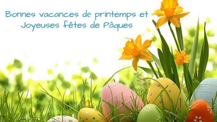 texte : "Bonnes vacances de printemps et joyeuses fêtes de Pâques" œufs de pâques et jonquilles au premier plan