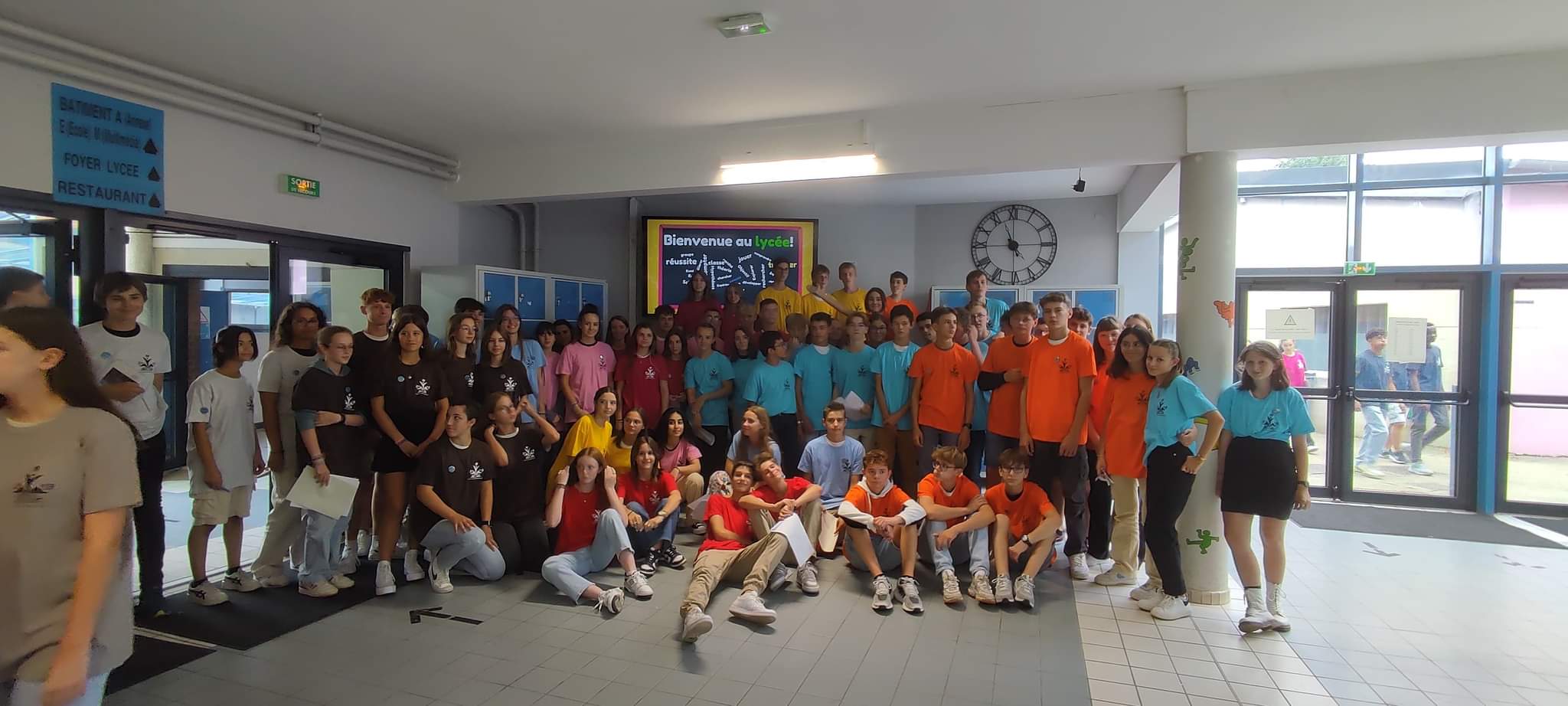 groupe d'élèves rassemblé dans le hall du lycée Sainte-Marie