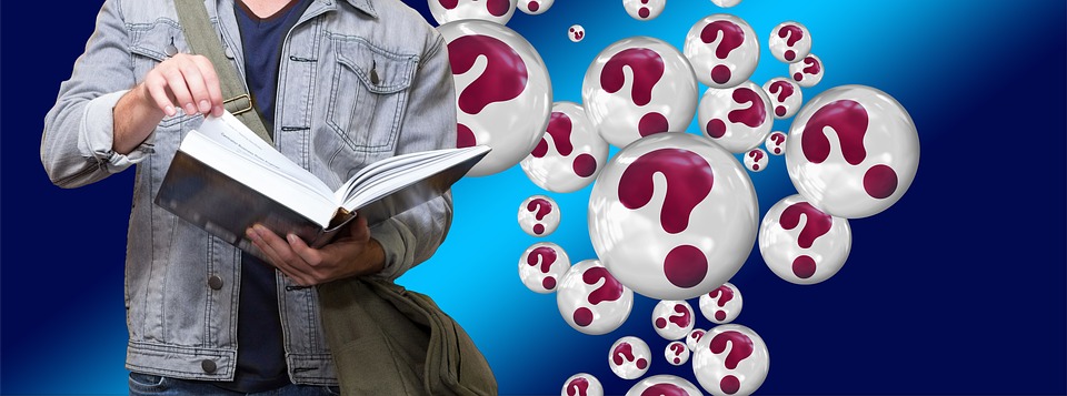 livre dans les mains d'un lycéen avec en arrière plan des bulles contenant des points d’interrogation