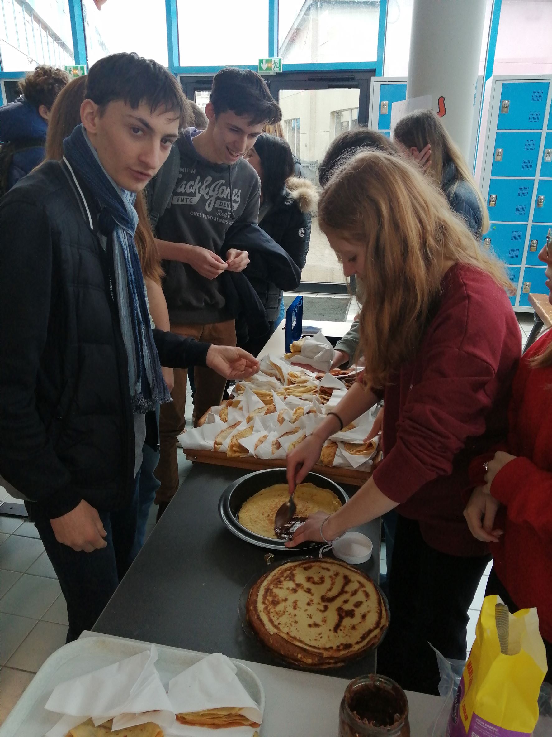photo groupe élèves vendant les crêpes dans le hall du lycée