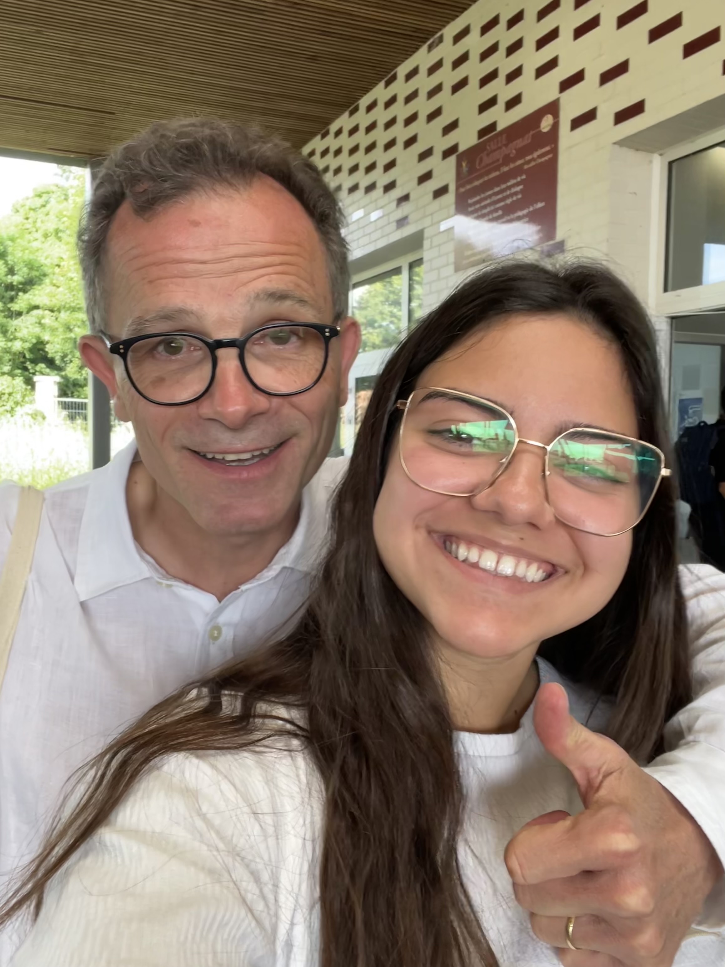 selfi Stéphane Treppoz avec une élève en conférence au lycée Sainte-Marie