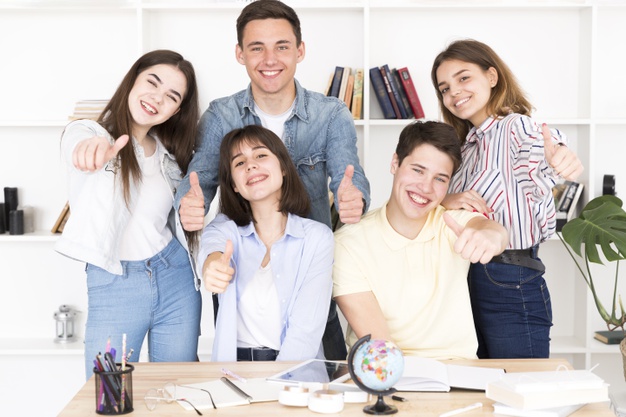 heureux étudiants dans une bibliothèque
