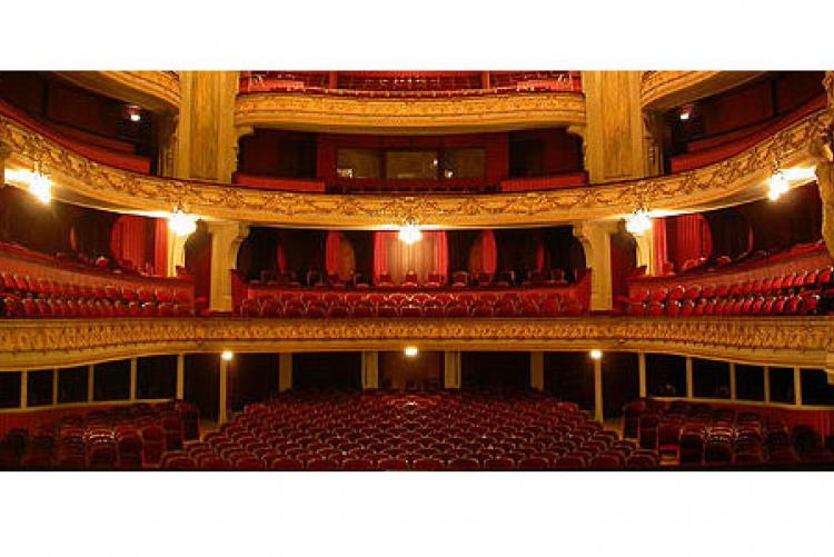 Vue générale sur la scène de l'opéra de Lille