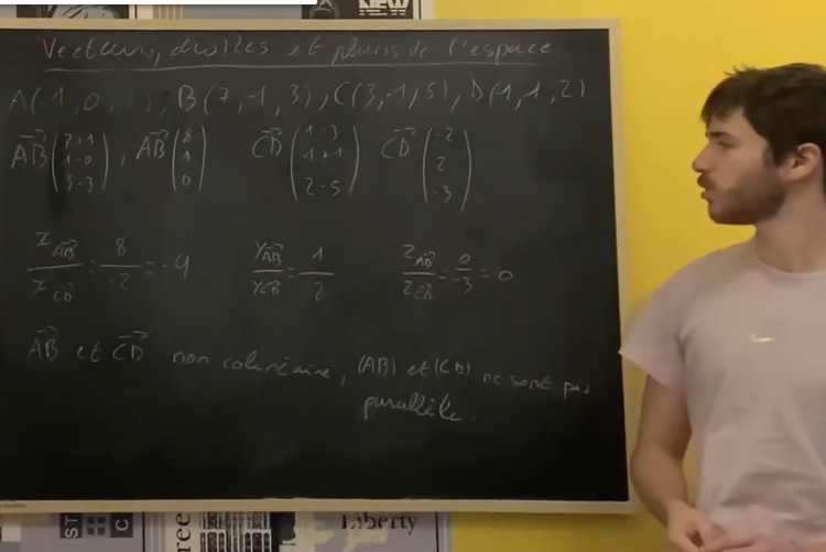 Yanisse expliquant ses cours de mathématiques