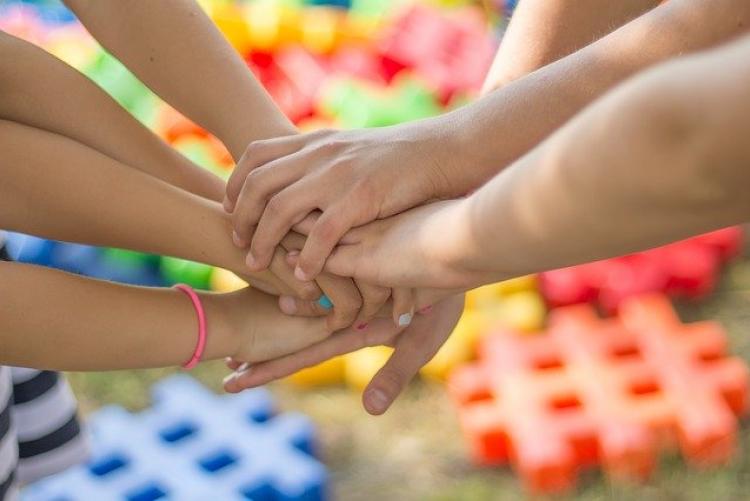 mains de jeunes réunies en une seule