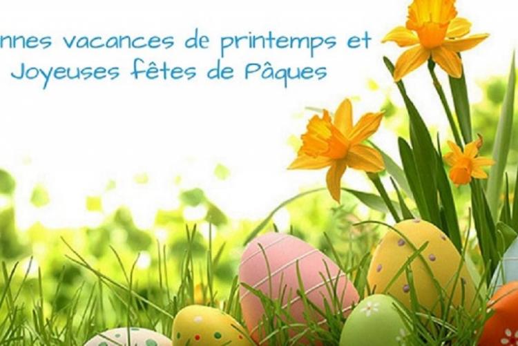 texte : "Bonnes vacances de printemps et joyeuses fêtes de Pâques" œufs de pâques et jonquilles au premier plan