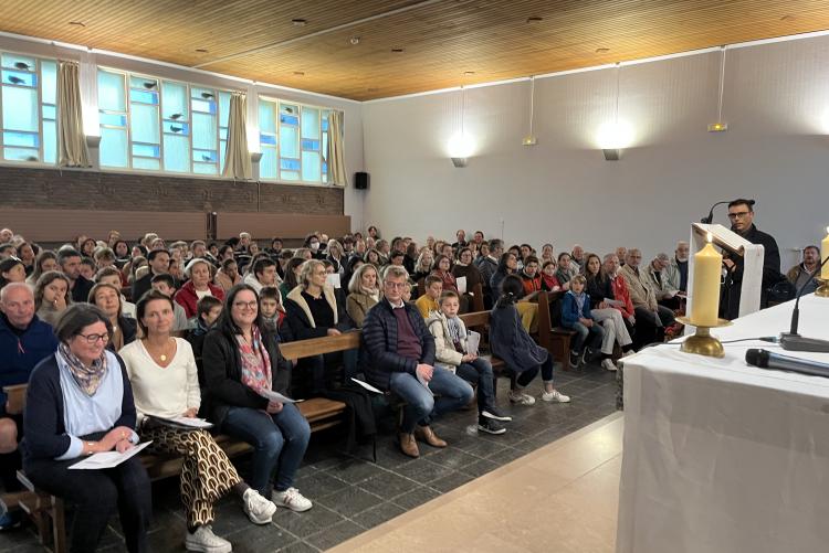 photo groupe de personnes dans la chapelle de l'Institution Sainte-Marie