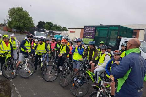 photo du groupe d'élève à vélo dans le Kent Angleterre 