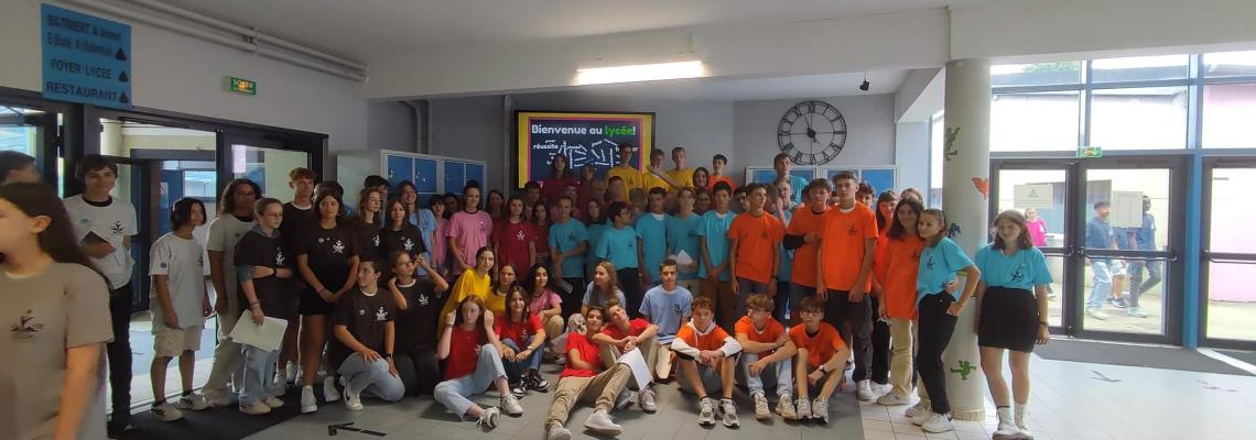 groupe d'élèves rassemblé dans le hall du lycée Sainte-Marie