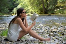 jeune fille lecture bord de l'eau