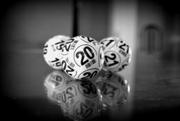 Photo noir et blanc gros plan sur 3 boules de loto