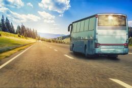 photo d'un car scolaire sur une route de campagne